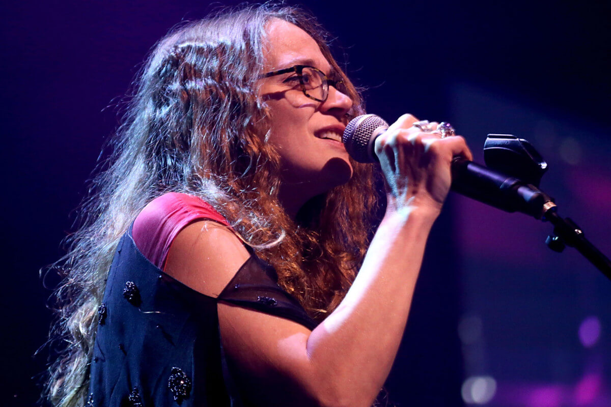 Fiona Apple tampak sedang bernyanyi di atas sebuah panggung